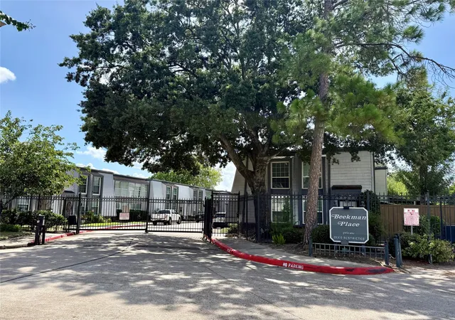 Photo 2 of Townhouse for sale at 10183 Beekman Pl Dr, Houston, TX 77043 | MLS# 64643875 | Listing updated on 2026-08-25