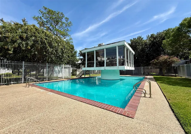 Photo 3 of Townhouse for sale at 10183 Beekman Pl Dr, Houston, TX 77043 | MLS# 64643875 | Listing updated on 2026-08-25