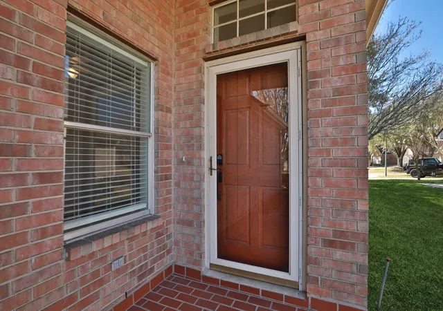 3rd image of 827 Apple Blossom Dr, Pearland, TX 77584 | MLS# 70371798