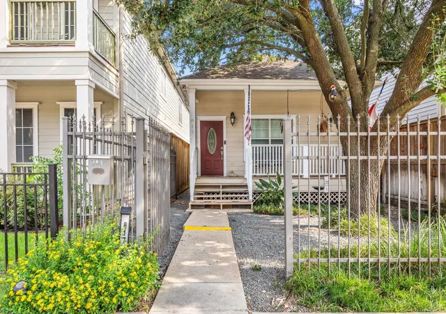 Photo 1 of Single family home for sale at 817 W 26th St, Houston, TX 77008 | MLS# 75643024 | Listing updated on 2026-09-07