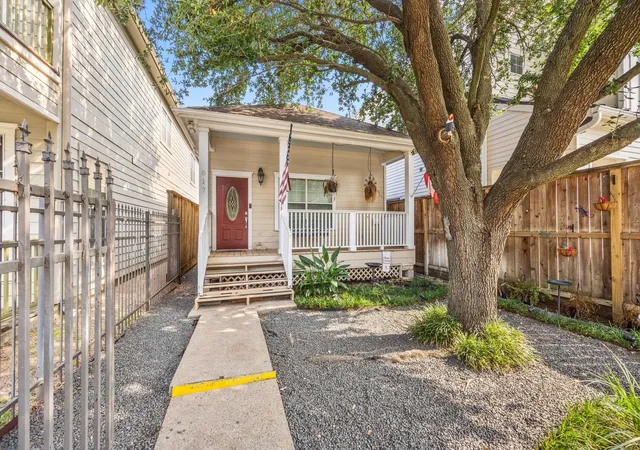 Photo 2 of Single family home for sale at 817 W 26th St, Houston, TX 77008 | MLS# 75643024 | Listing updated on 2026-09-07