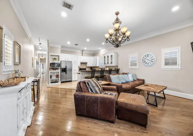 Photo 3 of Single family home for sale at 817 W 26th St, Houston, TX 77008 | MLS# 75643024 | Listing updated on 2026-09-07