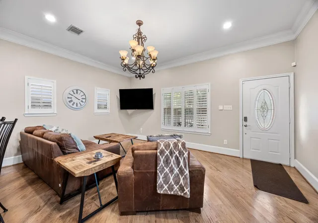 Photo 3 of Single family home for sale at 817 W 26Th St, Houston, TX 77008 | MLS# 75643024 | Listing updated on 2026-09-07