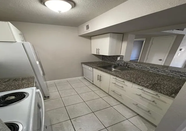 Listing Photo 4 - Condo for sale in building located at 12531 Ashford Mdw Dr, Houston, TX 77082