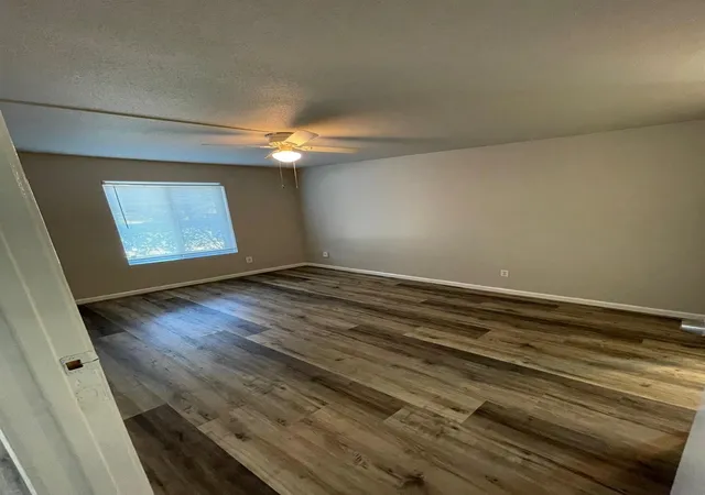 Listing Photo 5 - Condo for sale in building located at 12531 Ashford Mdw Dr, Houston, TX 77082