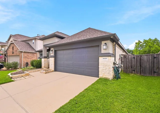 Photo 2 of Single family home for sale at 19218 Jenny Crk Ct, Tomball, TX 77377 | MLS# 93229337 | Listing updated on 2026-08-27