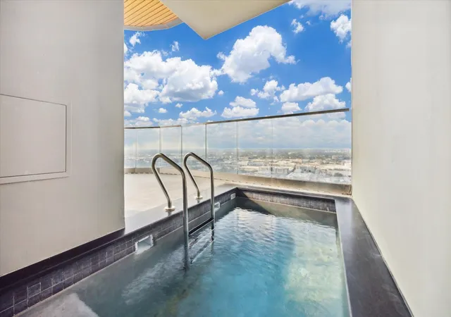 3rd image of 1711 Allen Pkwy #3204, Houston, TX 77019 | MLS# 76116842