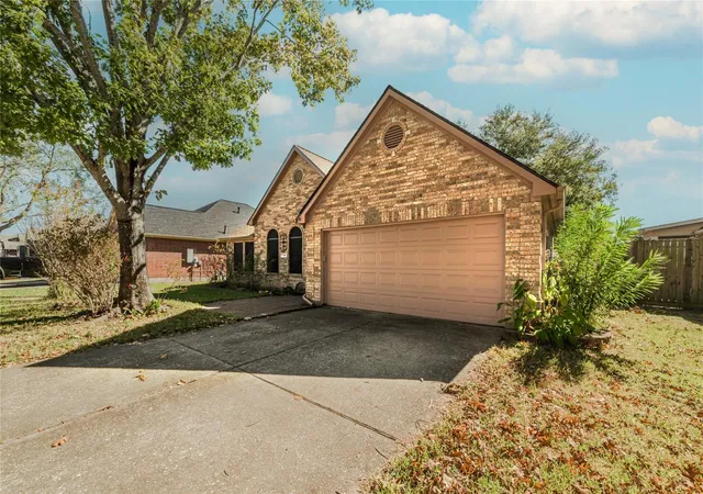 Photo 3 of Sale Pending at 7714 Broken Arrow St, Baytown, TX 77521 | MLS# 21838910 | Listing updated on 2026-03-16
