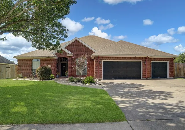 Photo 1 of Sale Pending at 20 Chuckwagon Ct, Angleton, TX 77515 | MLS# 82952085 | Listing updated on 2026-09-08