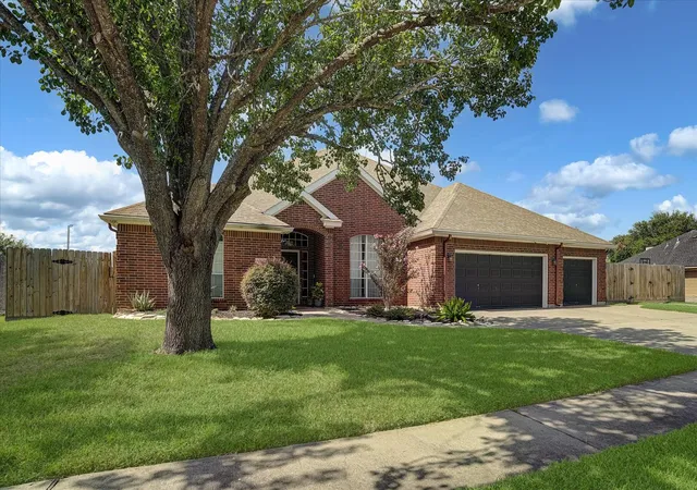 Photo 2 of Sale Pending at 20 Chuckwagon Ct, Angleton, TX 77515 | MLS# 82952085 | Listing updated on 2026-09-08