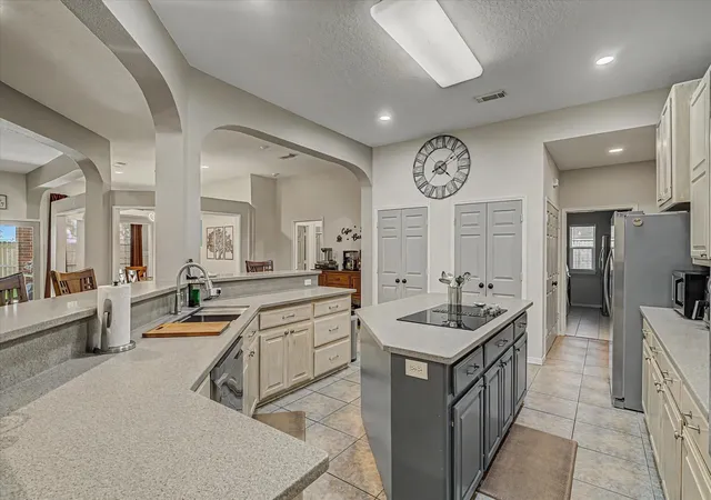 Photo 4 of Sale Pending at 20 Chuckwagon Ct, Angleton, TX 77515 | MLS# 82952085 | Listing updated on 2026-09-08