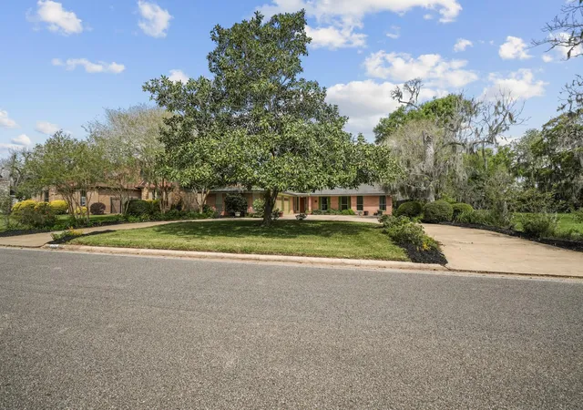 Photo 3 of Single family home for sale at 2261 Riverside Dr, West Columbia, TX 77486 | MLS# 15223687 | Listing updated on 2026-09-09