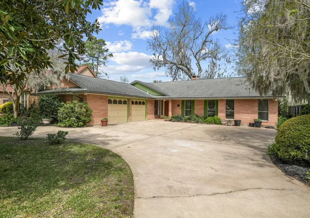 Photo 3 of Single family home for sale at 2261 Riverside Dr, West Columbia, TX 77486 | MLS# 15223687 | Listing updated on 2026-09-23