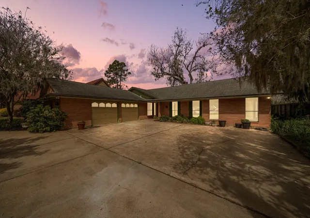 Photo 4 of Single family home for sale at 2261 Riverside Dr, West Columbia, TX 77486 | MLS# 15223687 | Listing updated on 2026-09-23