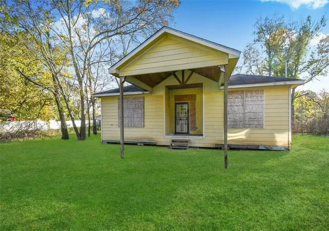 Photo 3 of Sale Pending at 1039 Marcolin St, Houston, TX 77088 | MLS# 15729626 | Listing updated on 2026-09-25