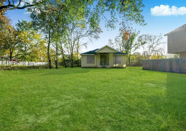 Photo 3 of Sale Pending at 1039 Marcolin St, Houston, TX 77088 | MLS# 15729626 | Listing updated on 2026-09-25