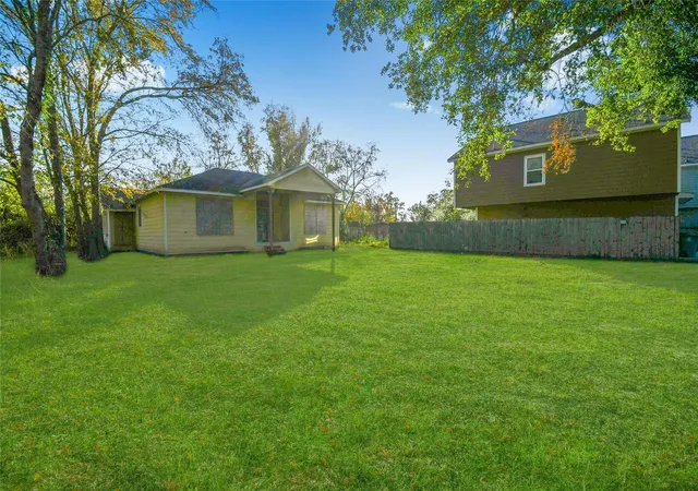 Photo 4 of Sale Pending at 1039 Marcolin St, Houston, TX 77088 | MLS# 15729626 | Listing updated on 2026-09-25