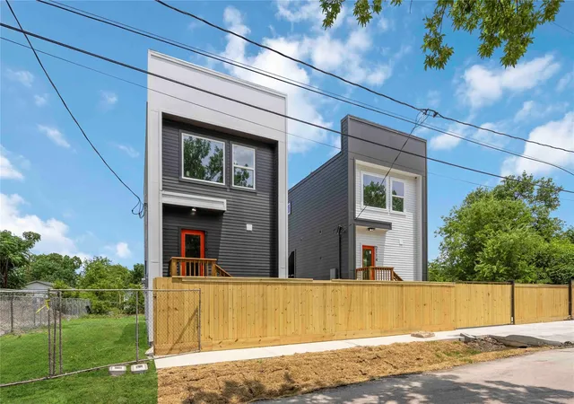 2nd image of 3104 Lee St, Houston, TX 77026