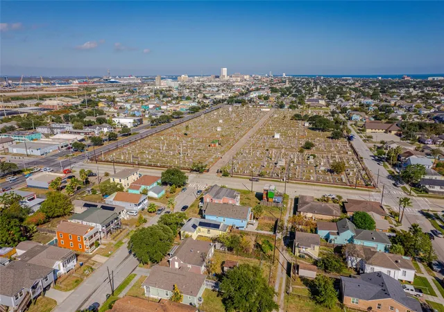 Photo 4 of Single family home for sale at 4309 K Ave, Galveston, TX 77550 | MLS# 57249550 | Listing updated on 2026-06-19