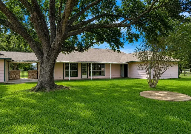 Photo 3 of Sale Pending at 8696 Moravian Dr, Sealy, TX 77474 | MLS# 38062656 | Listing updated on 2026-09-18