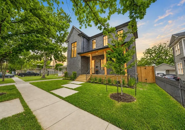 Photo 1 of Single family home for sale at 2015 Harvard St, Houston, TX 77008 | MLS# 7670973 | Listing updated on 2026-08-29