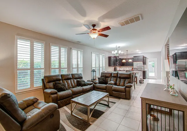 4th image of 6882 Dogwood Cliff Ln, Dickinson, TX 77539 | MLS# 66931243