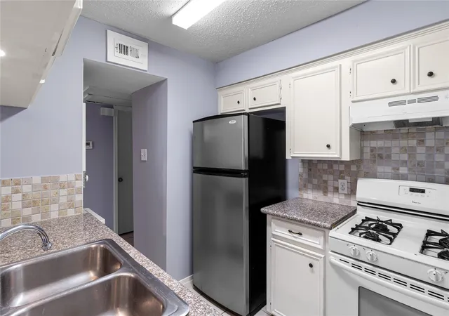 Photo 4 of Condo for sale at 1016 Tri Oaks Ln #92, Houston, TX 77043 | MLS# 22709634 | Listing updated on 2026-06-08