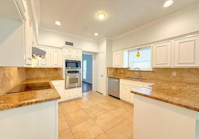 Photo 3 of Sale Pending at 2210 Redcliff Dr, Missouri City, TX 77489 | MLS# 9155900 | Listing updated on 2026-09-17