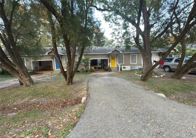 1st image of 404 West 3rd St, League City, TX 77573 | MLS# 92931087