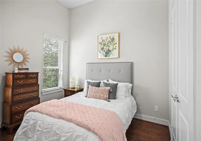 Photo 4 of Single family home for sale at 5809 E Post Oak Ln, Houston, TX 77055 | MLS# 95802307 | Listing updated on 2026-08-20