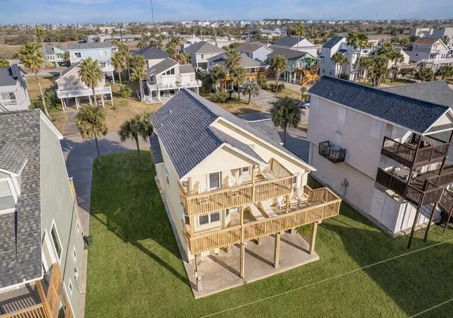 Photo 4 of Single family home for sale at 13723 Pirates Beach Blvd, Galveston, TX 77554 | MLS# 70136540 | Listing updated on 2026-09-01
