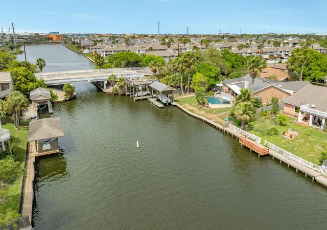 Photo 3 of Single family home for sale at 2413 Gerol Dr, Galveston, TX 77551 | MLS# 27994160 | Listing updated on 2026-06-30