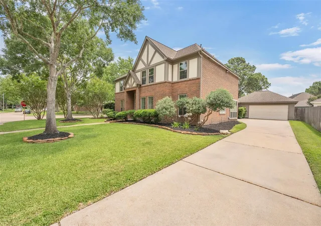 Photo 3 of Sale Pending at 7318 Starbridge Dr, Houston, TX 77095 | MLS# 38467996 | Listing updated on 2026-09-16