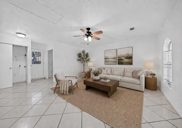 Photo 3 of Single family home for sale at 522 Hollyvale Dr, Houston, TX 77060 | MLS# 94603366 | Listing updated on 2026-09-12