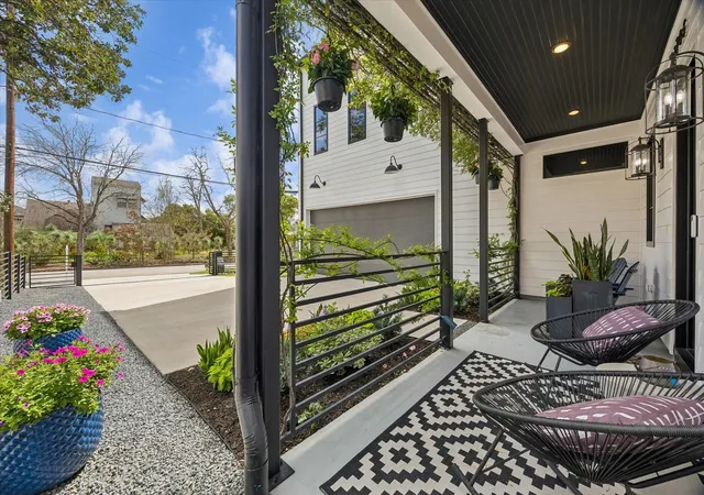 Photo 3 of Sale Pending at 2705 Julian St, Houston, TX 77009 | MLS# 48562004 | Listing updated on 2026-08-30