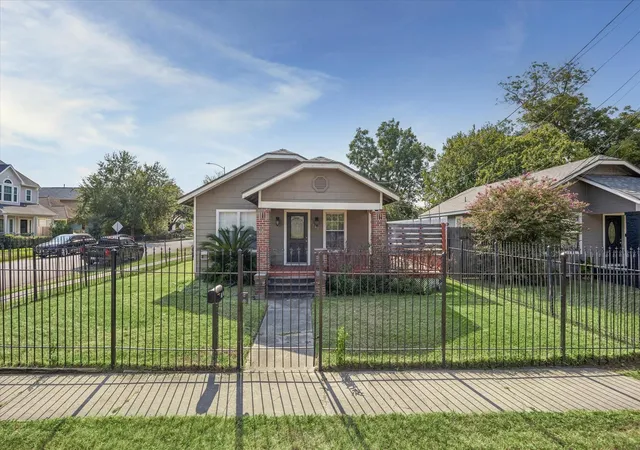Photo 1 of Sale Pending at 2101 Lawrence St, Houston, TX 77008 | MLS# 64995028 | Listing updated on 2026-09-04