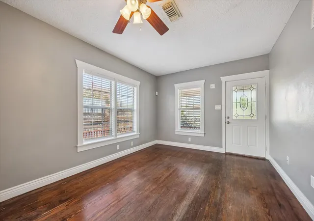 Photo 2 of Sale Pending at 2101 Lawrence St, Houston, TX 77008 | MLS# 64995028 | Listing updated on 2026-09-04