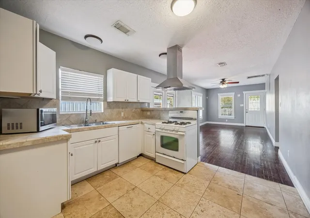 Photo 3 of Sale Pending at 2101 Lawrence St, Houston, TX 77008 | MLS# 64995028 | Listing updated on 2026-09-04