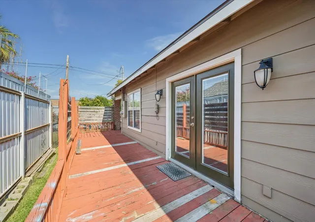Photo 4 of Sale Pending at 2101 Lawrence St, Houston, TX 77008 | MLS# 64995028 | Listing updated on 2026-09-04