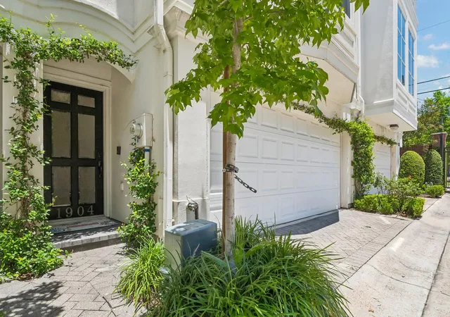 Photo 2 of Sale Pending at 1904 Greenwich Pl Dr, Houston, TX 77019 | MLS# 22189886 | Listing updated on 2026-09-12