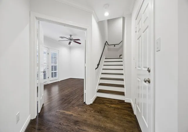 Photo 3 of Sale Pending at 1904 Greenwich Pl Dr, Houston, TX 77019 | MLS# 22189886 | Listing updated on 2026-09-12