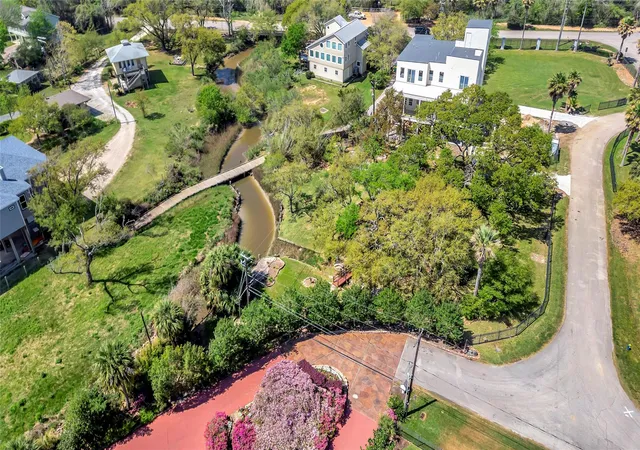 2nd image of 633 Bay Vista Dr, Seabrook, TX 77586 | MLS# 10004484