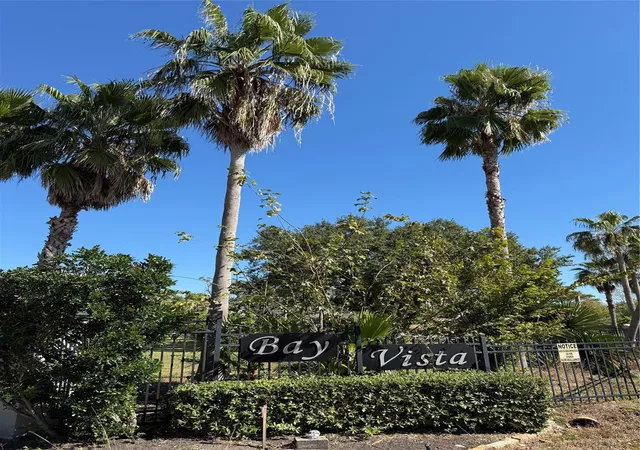 3rd image of 633 Bay Vista Dr, Seabrook, TX 77586 | MLS# 10004484