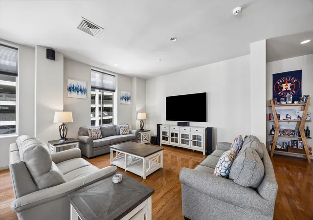 Listing Photo 5 - Condo for sale in building located at 914 Main St, Houston, TX 77002 - Unit #801