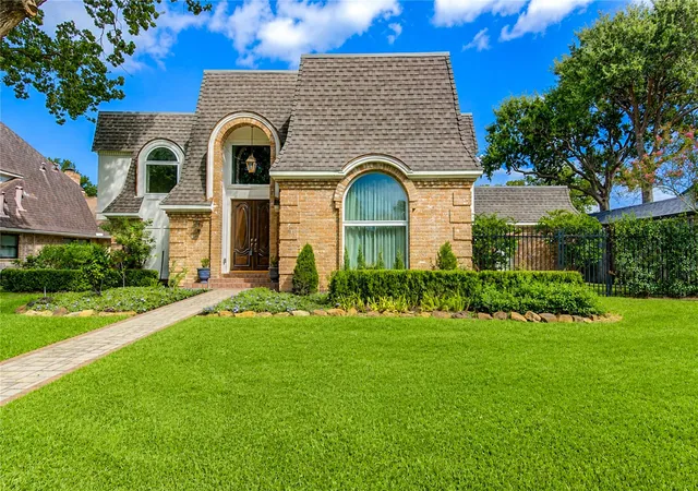 Photo 2 of Single family home for sale at 926 Ivy Wall Dr, Houston, TX 77079 | MLS# 66853281 | Listing updated on 2026-09-22