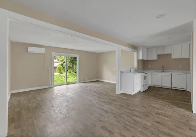 Photo 4 of Single family home for sale at 5823 Lyndhurst Dr, Houston, TX 77033 | MLS# 37025408 | Listing updated on 2026-08-24