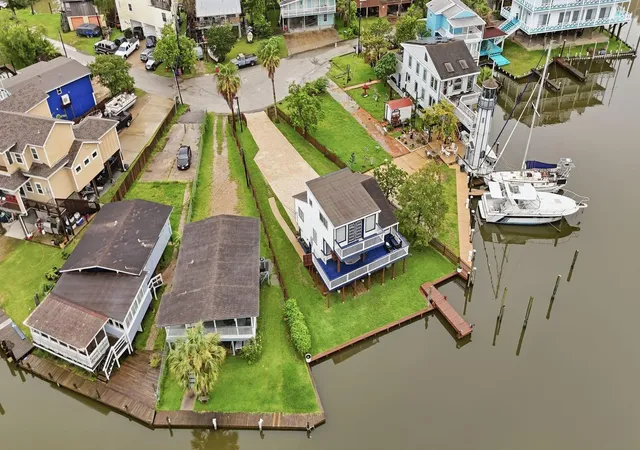 Homes for sale in Kemah, TX | 22 Tindel St, Kemah, TX 77565 | MLS# 22095799