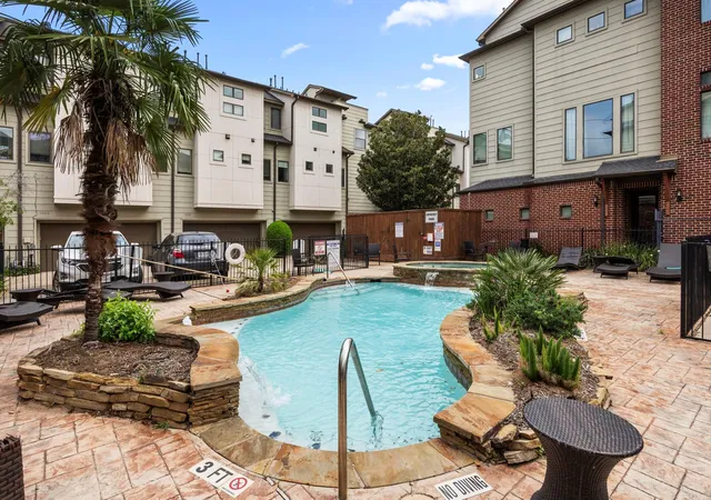 Photo 3 of Townhouse for sale at 1604 White St, Houston, TX 77007 | MLS# 69602283 | Listing updated on 2026-09-18