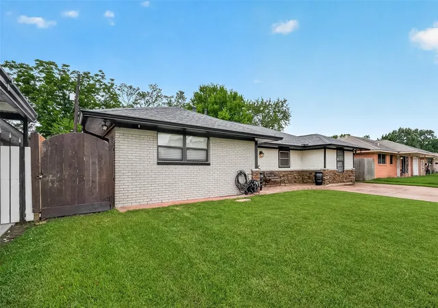Photo 2 of Single family home for sale at 810 Creager St, Houston, TX 77034 | MLS# 35812031 | Listing updated on 2026-09-14