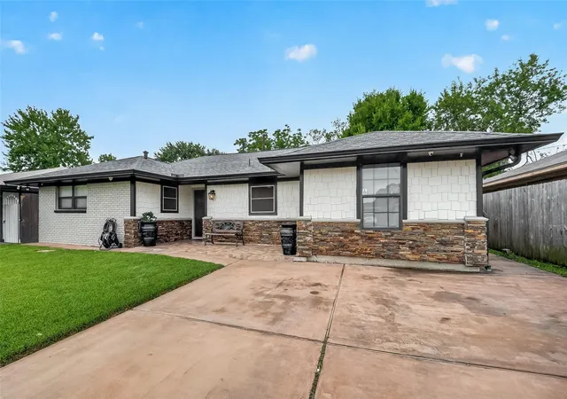 Photo 3 of Single family home for sale at 810 Creager St, Houston, TX 77034 | MLS# 35812031 | Listing updated on 2026-09-14